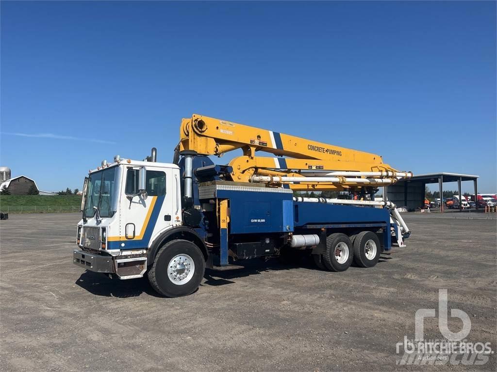 Mack MR688S 混凝土搅拌车