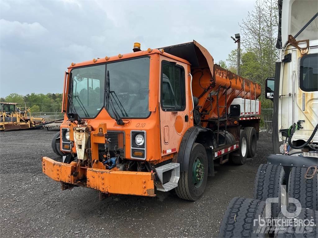 Mack MR688S 融雪撒布机