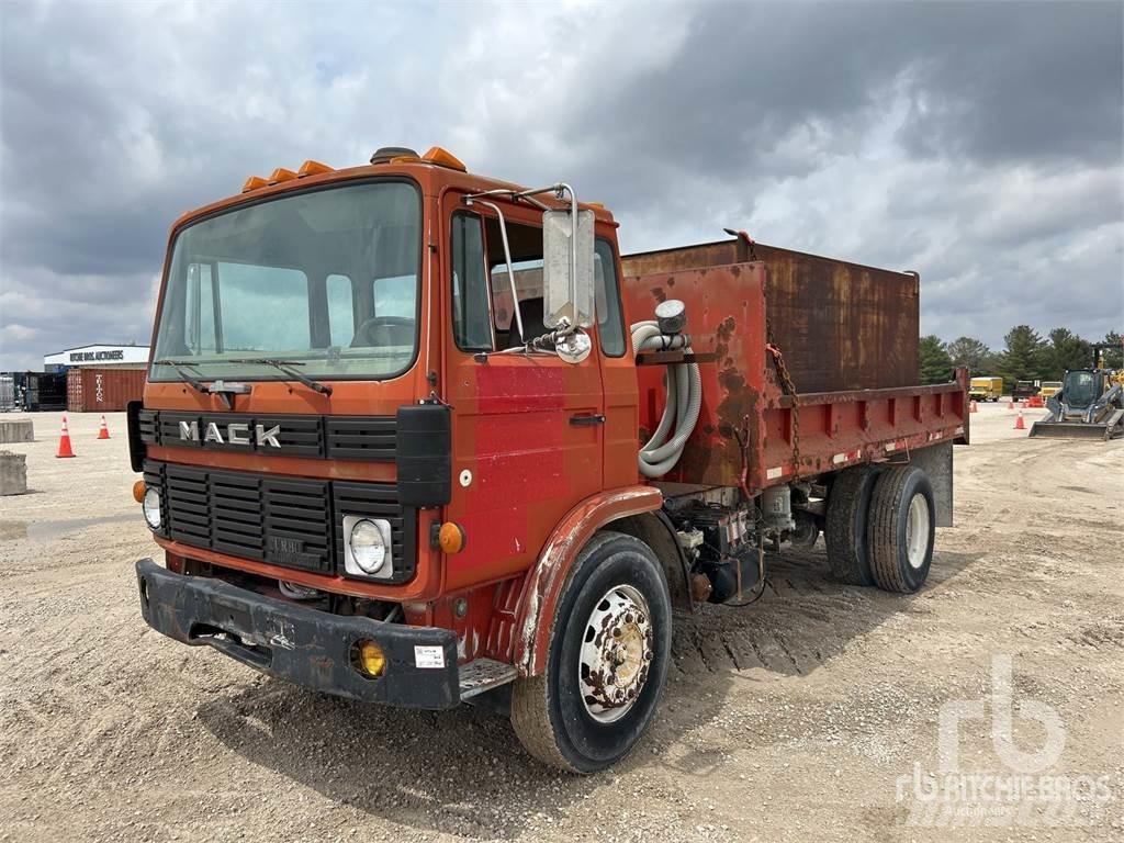 Mack MS200 水罐车