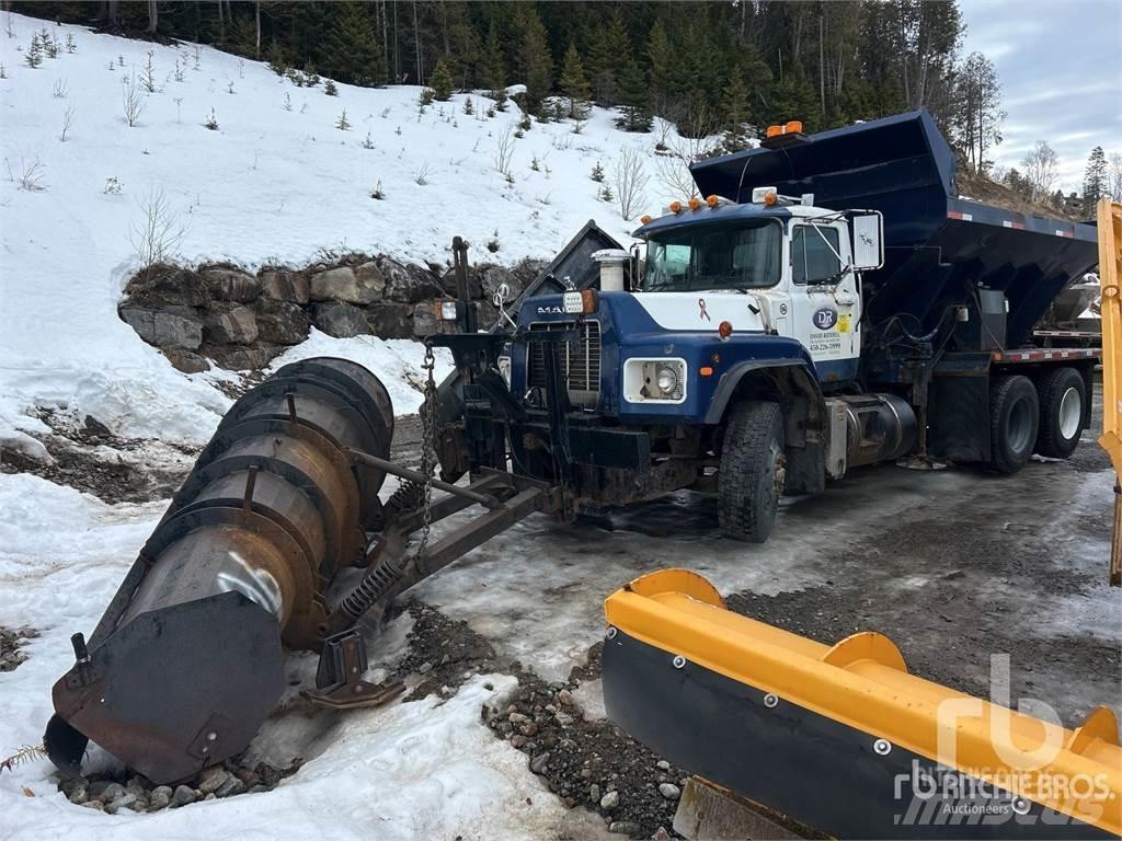 Mack RB688S 推雪机
