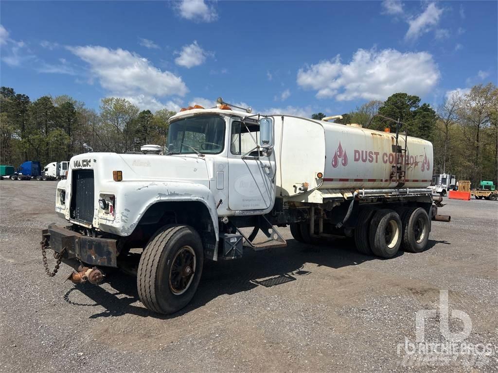 Mack RD685S 水罐车