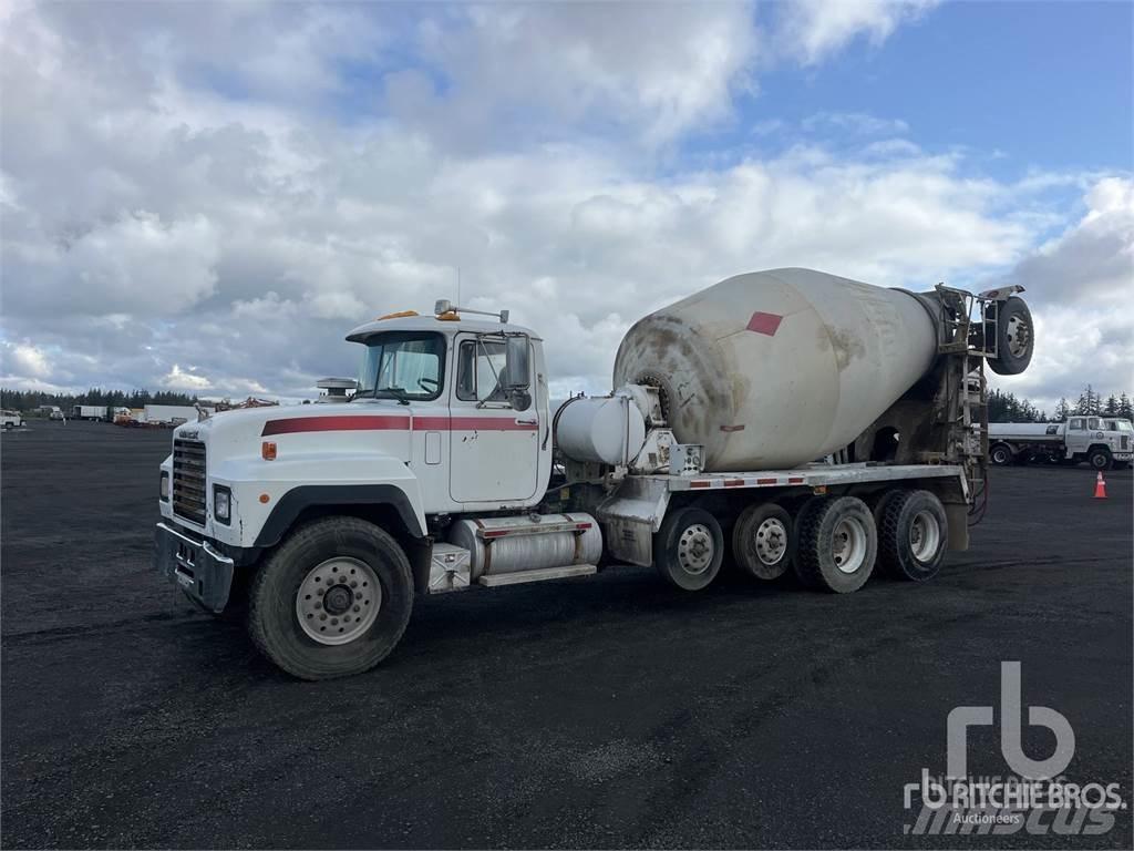 Mack RD688S 混凝土搅拌车