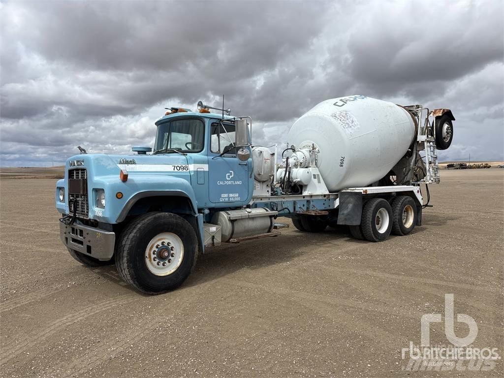 Mack RD690S 混凝土搅拌车