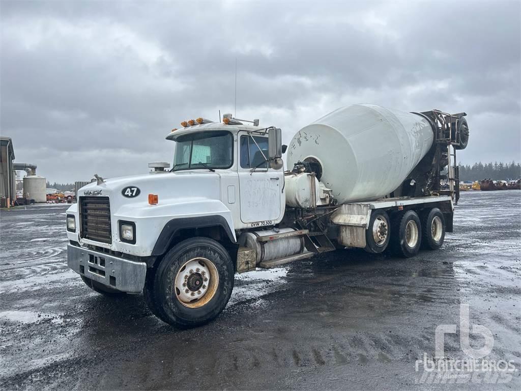 Mack RD690S 混凝土搅拌车