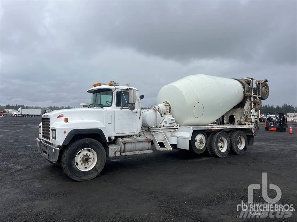 Mack RD690S 混凝土搅拌车