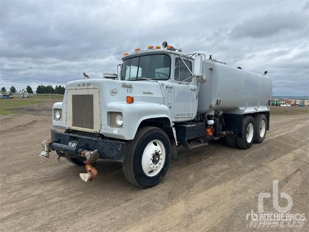Mack RS686LST 水罐车