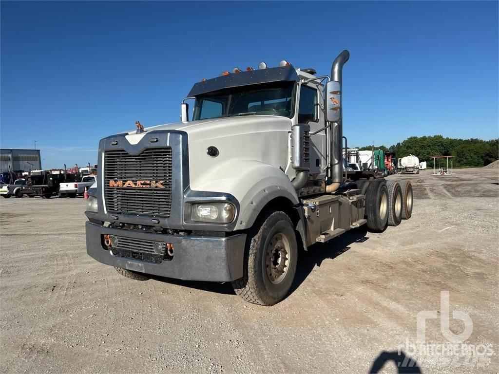 Mack TD713 牵引车