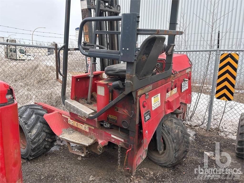 Moffett M5500 越野叉车|叉装车