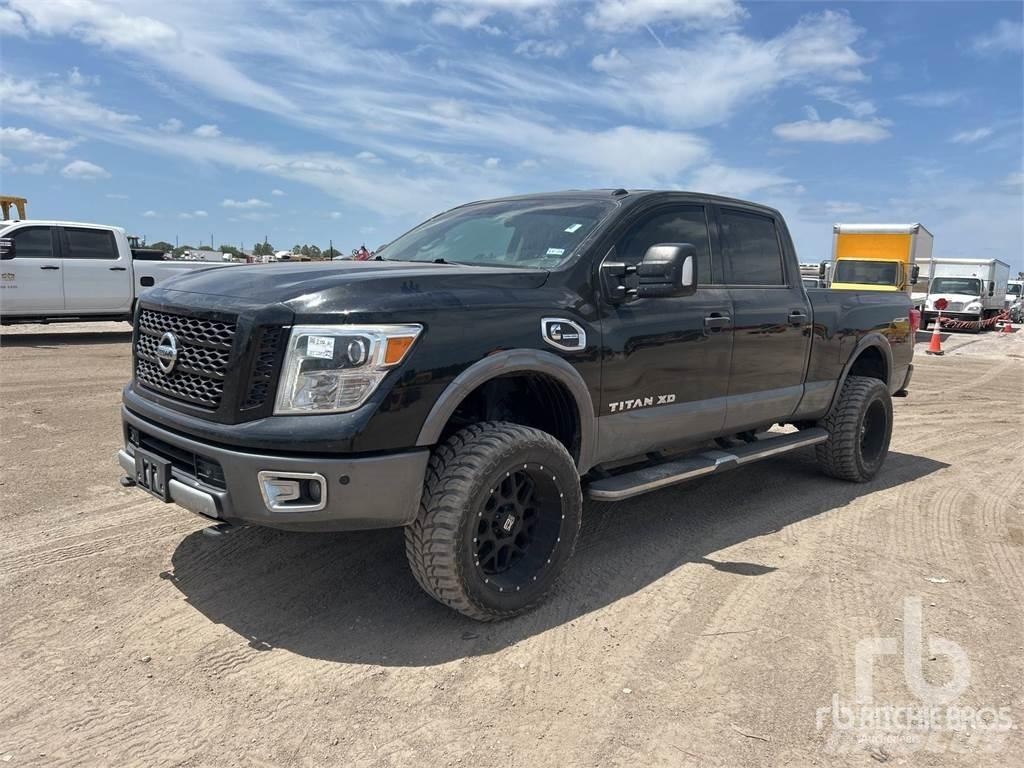 Nissan TITAN 皮卡车