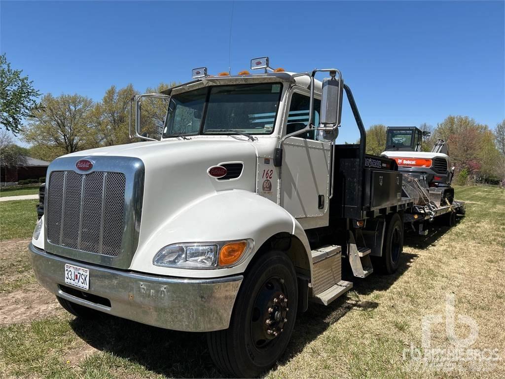 Peterbilt 335 平板栏板货车