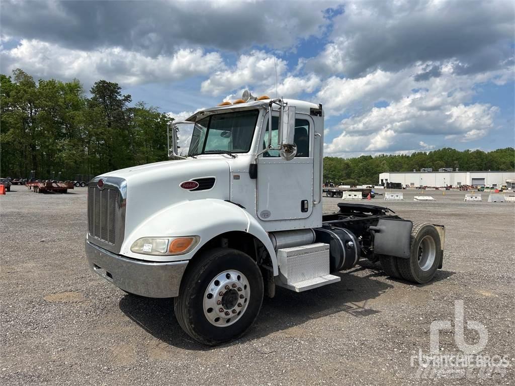 Peterbilt 337 牵引车