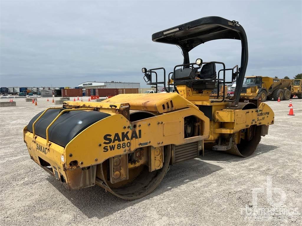 Sakai SW880 双轮压路机