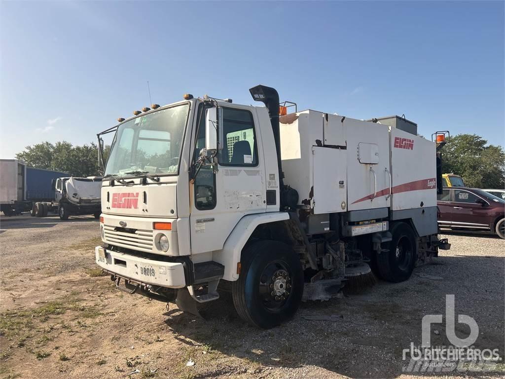 Sterling SC8000 道路清扫车