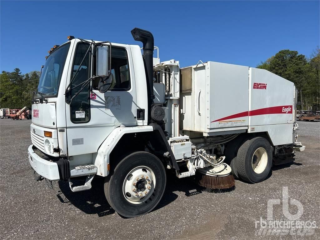 Sterling SC8000 道路清扫车