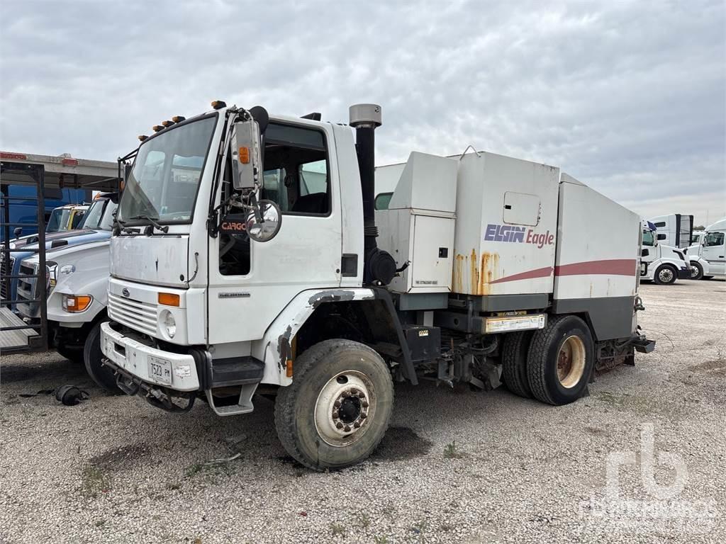 Sterling SC8000 道路清扫车