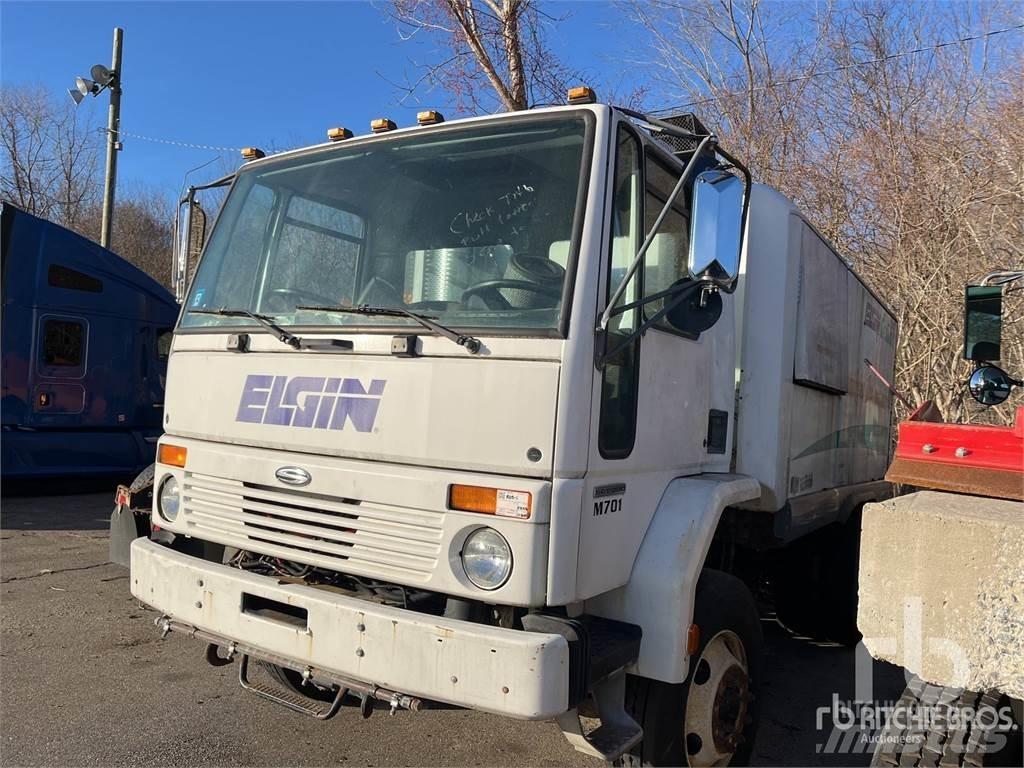 Sterling SC8000 道路清扫车