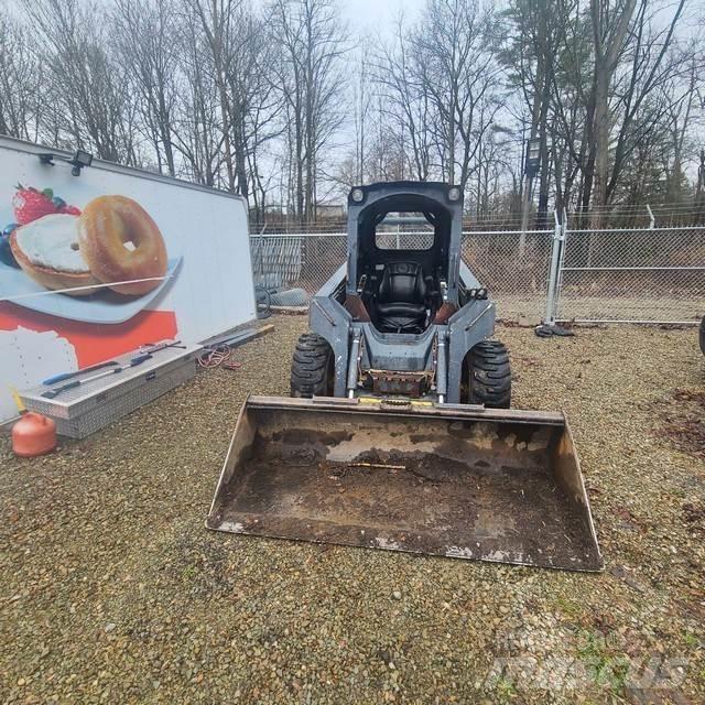 John Deere 320D 滑移装载机