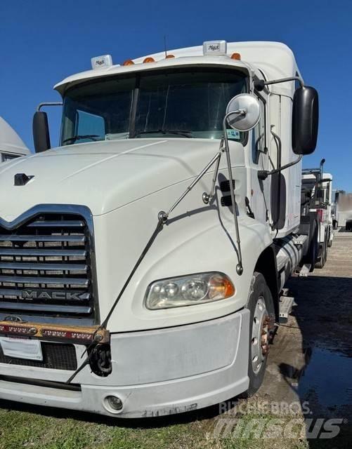 Mack CXU613 牵引车
