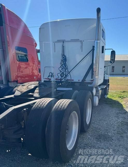 Mack CXU613 牵引车