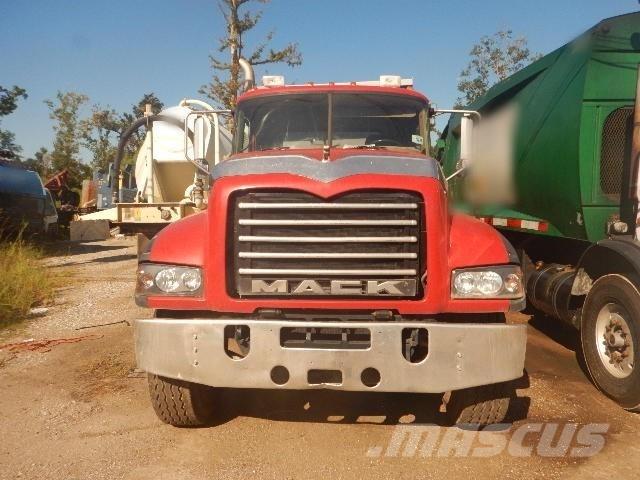 Mack GU713 自卸式货车