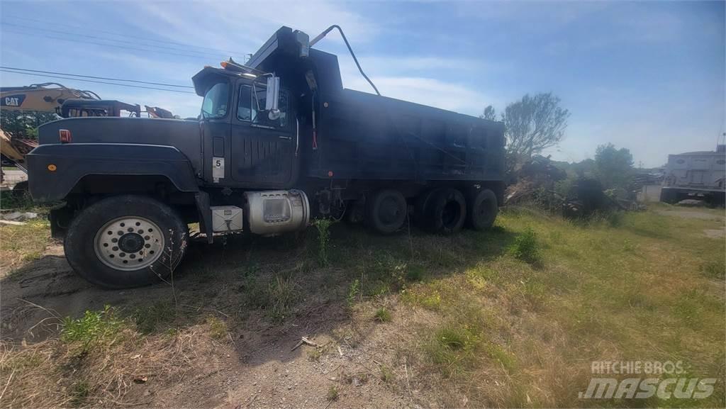Mack RD6885 自卸式货车