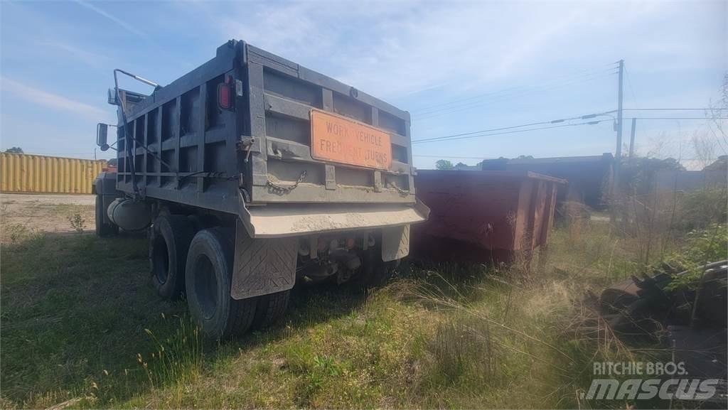 Mack RD6885 自卸式货车