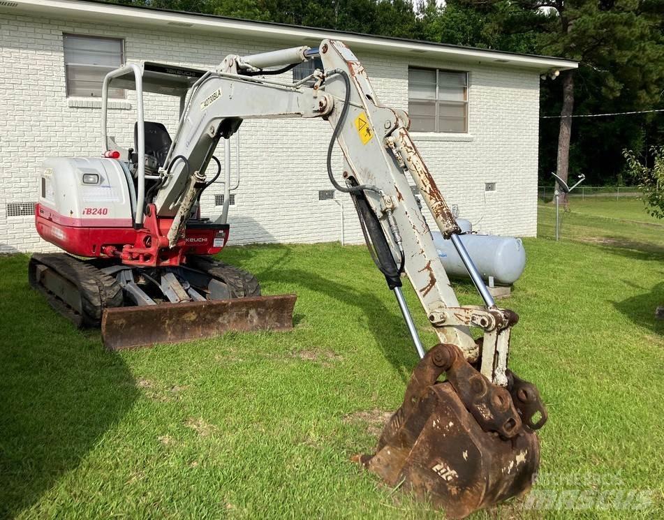 Takeuchi TB240 中型挖掘机