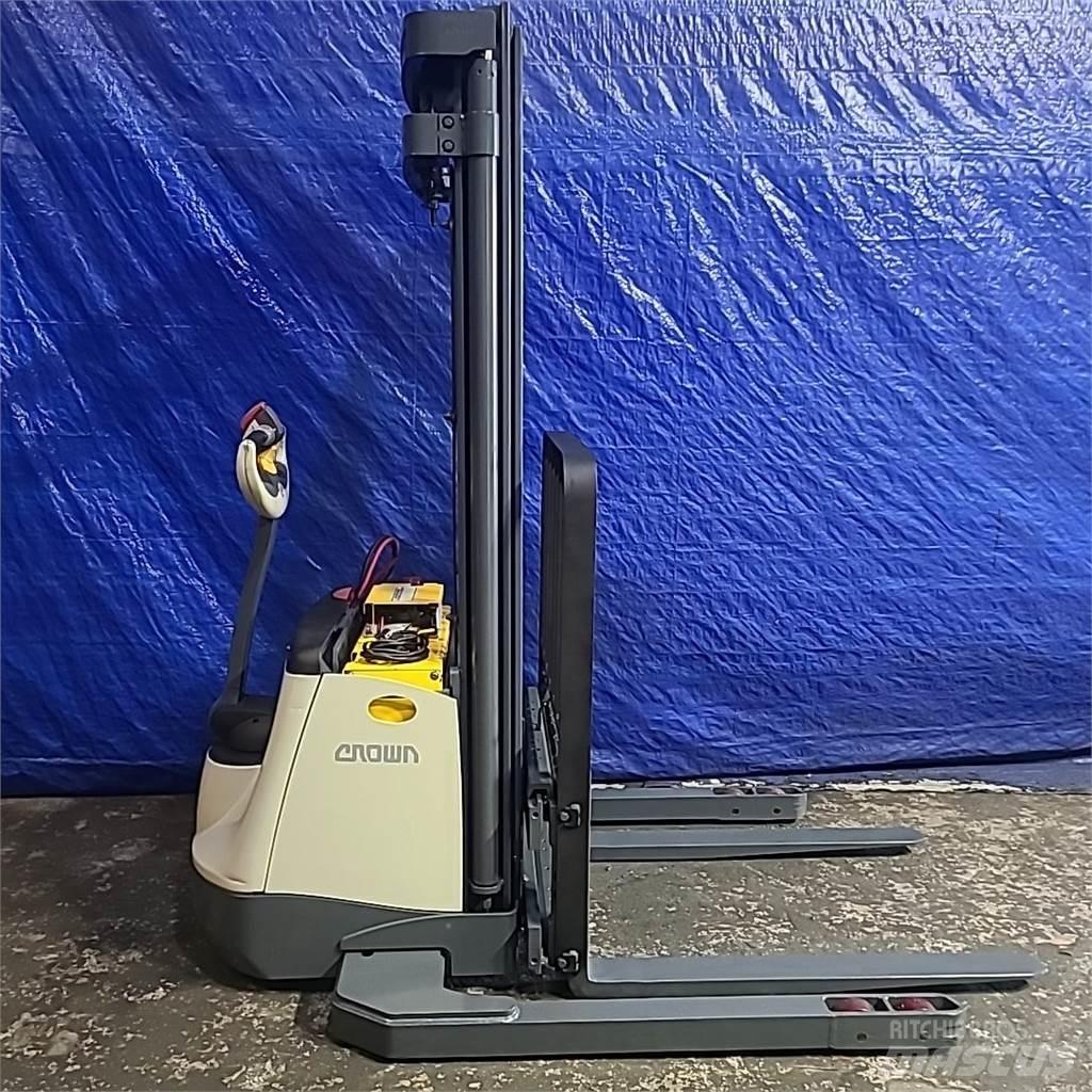 Crown SX3000-40 行走式堆垛机