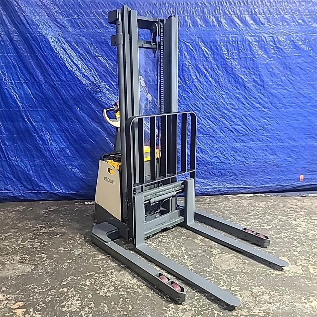 Crown SX3000-40 行走式堆垛机