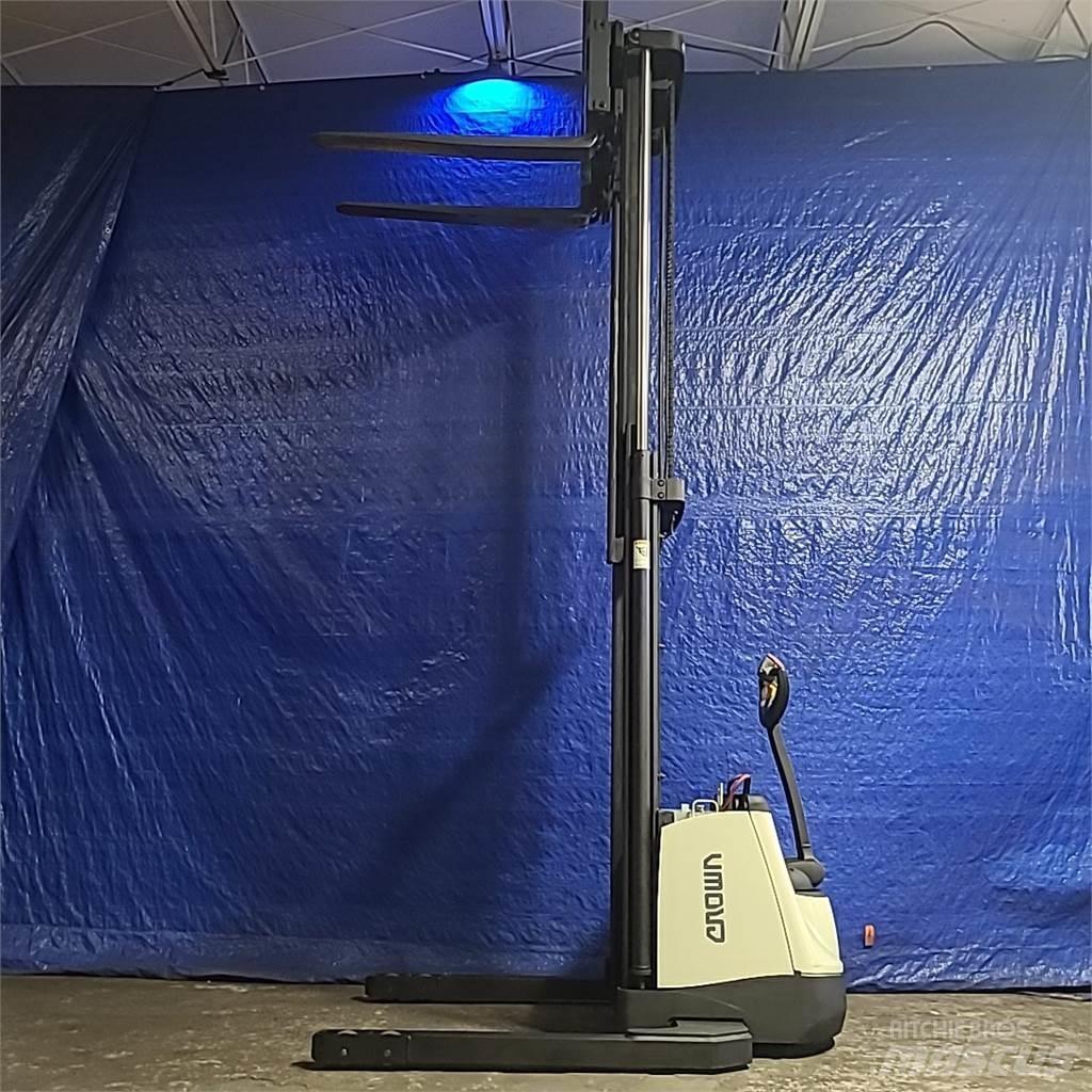 Crown SX3000-40 行走式堆垛机