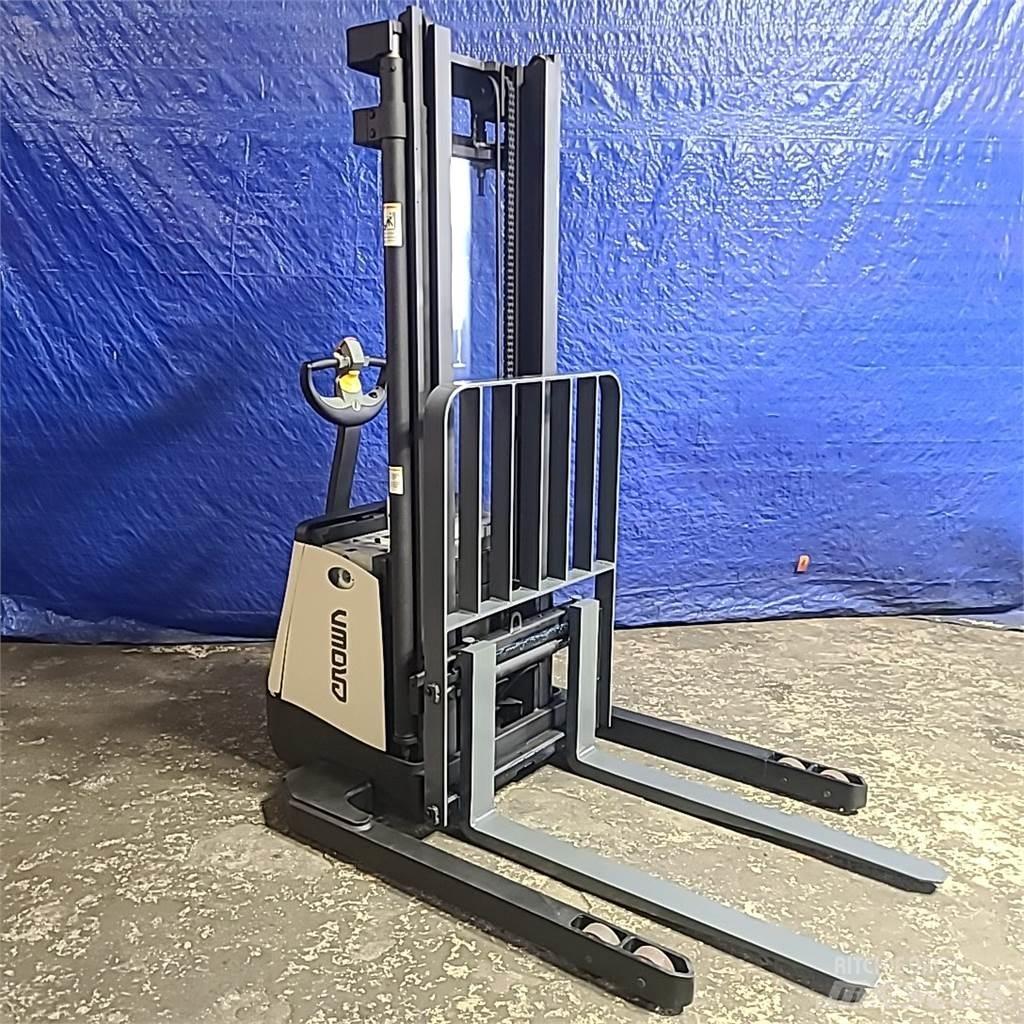 Crown SX3000-40 行走式堆垛机
