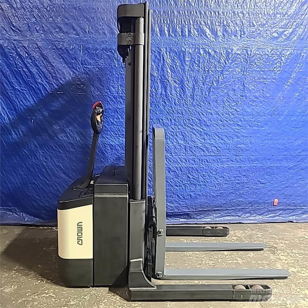 Crown WS2300 行走式堆垛机