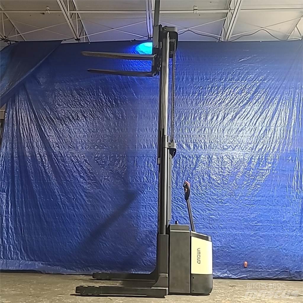 Crown WS2300 行走式堆垛机