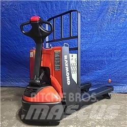 Raymond 8210 手动码垛机