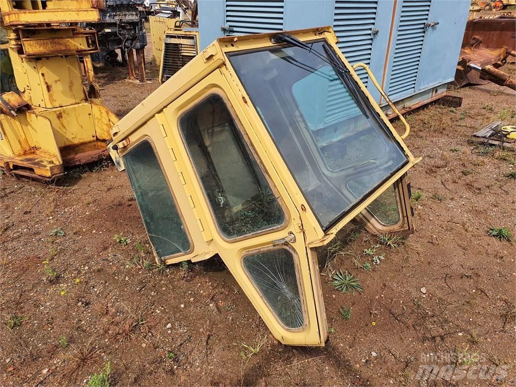 CAT 973 驾驶室与内部