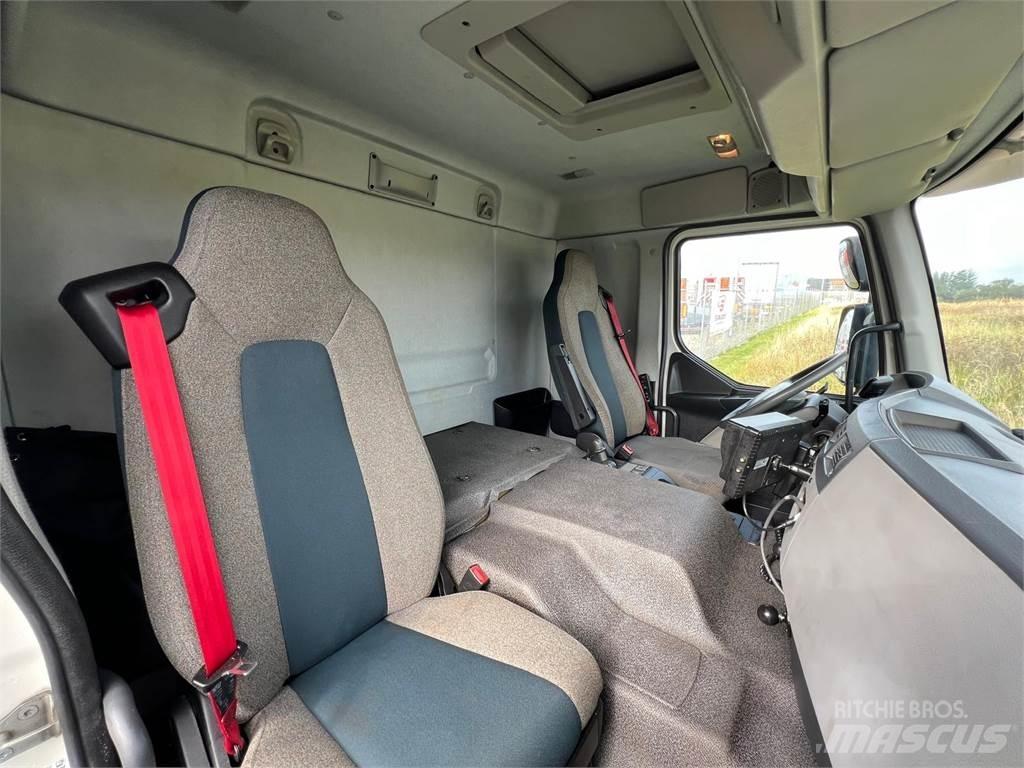 Volvo FE320 6x2*4 厢式货车