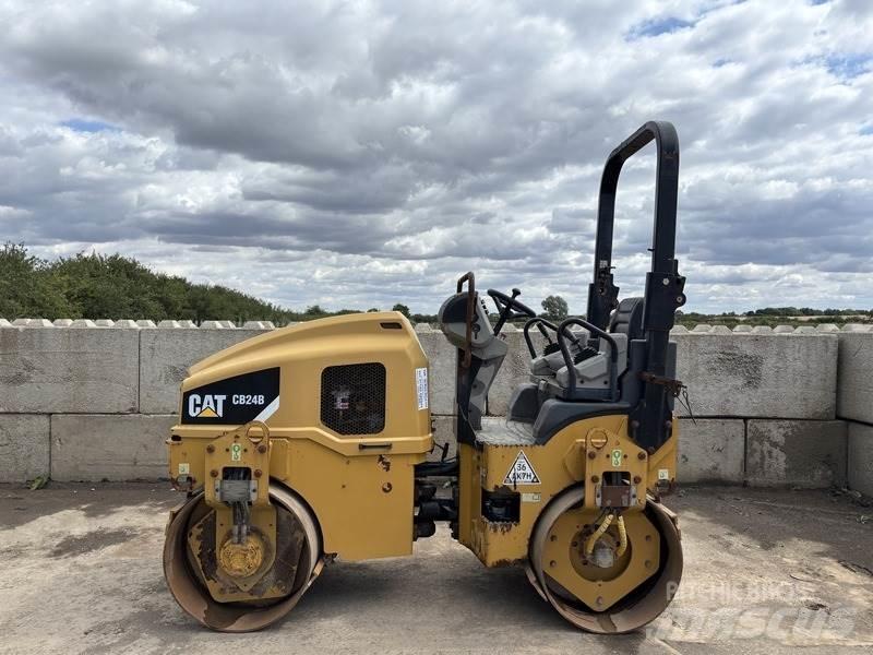 CAT CB24 B 双轮压路机