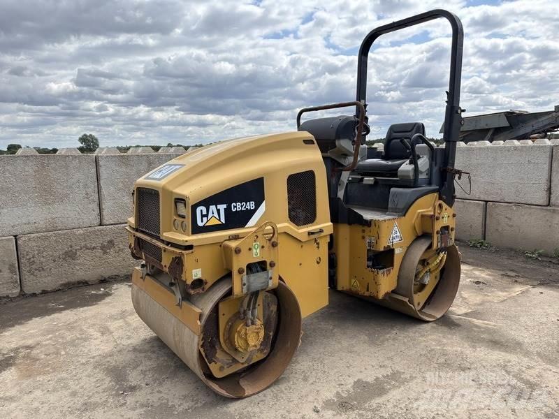 CAT CB24 B 双轮压路机