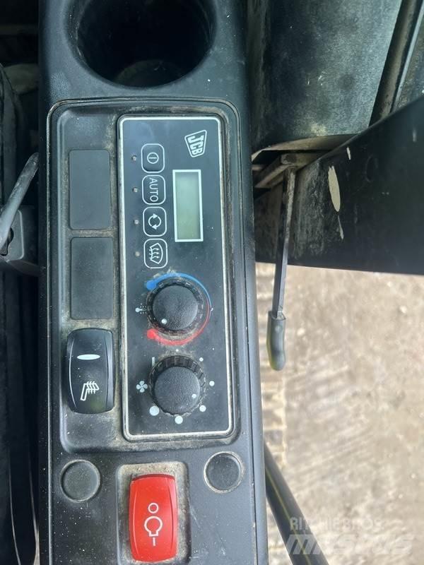 JCB JS145 LC T4 履带挖掘机