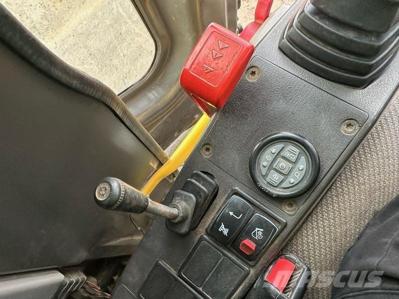 Volvo ECR235 DL 组装挖掘机