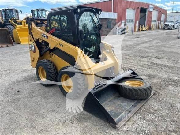 CAT 242D3 滑移装载机