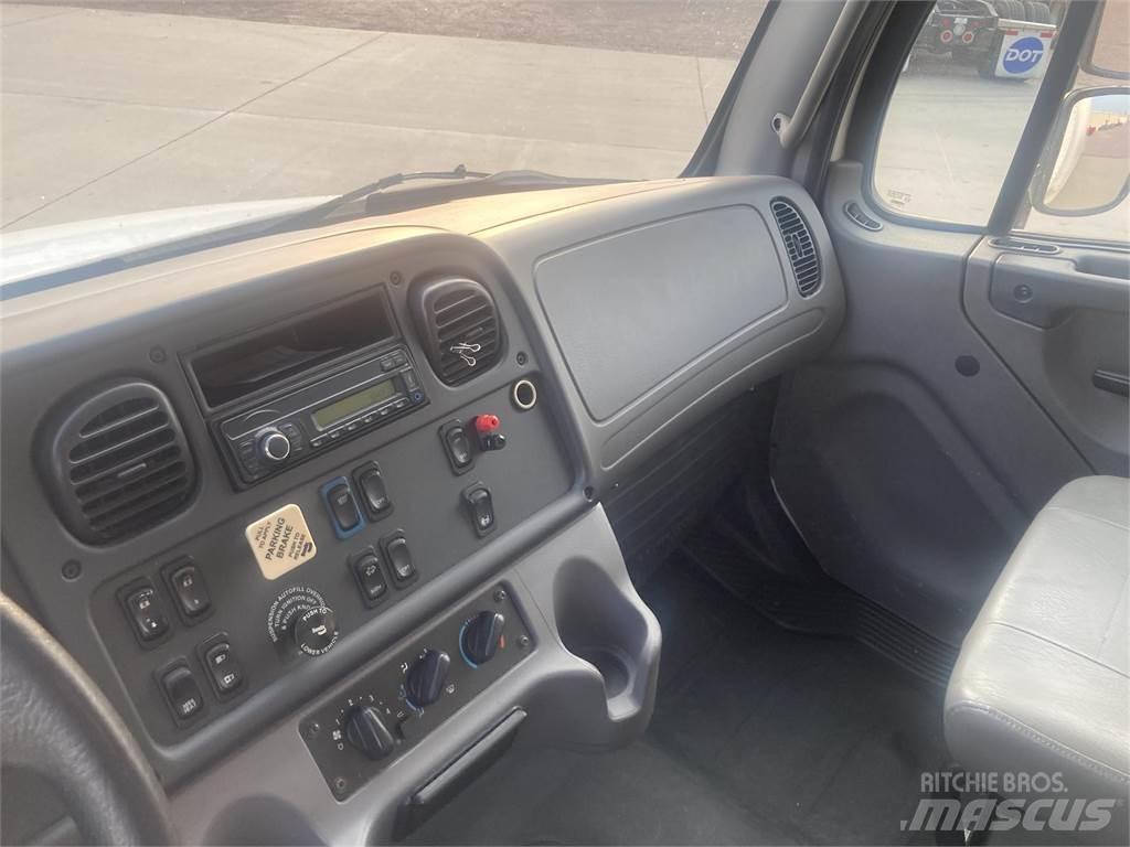 Freightliner M2 106 平板车