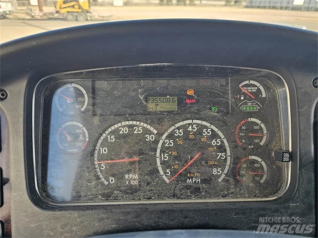 Freightliner M2 106 牵引车
