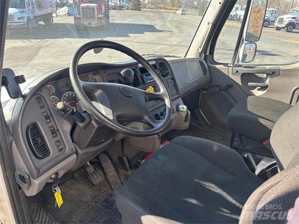 Freightliner M2 106 厢式货车