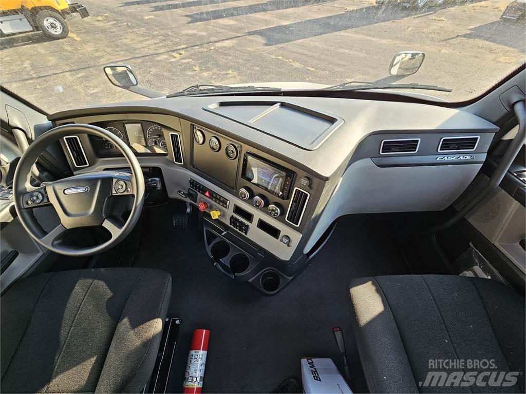Freightliner PE116DC 牵引车
