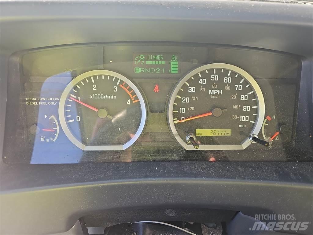 Isuzu NRR 厢式货车