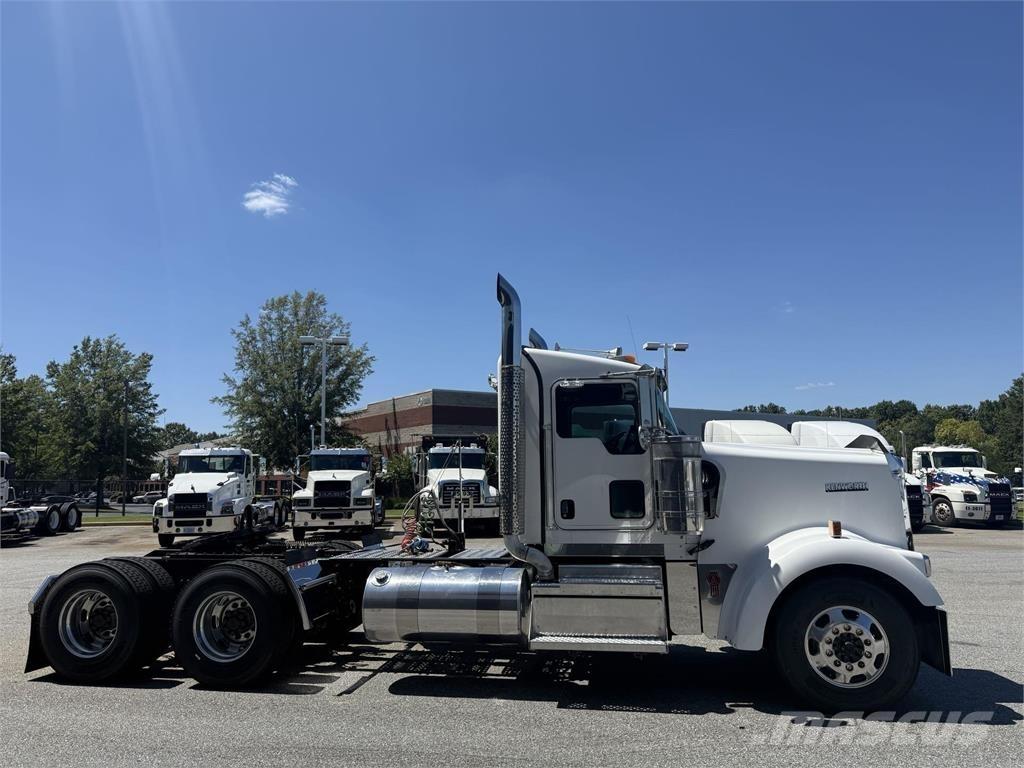 Kenworth W900 牵引车