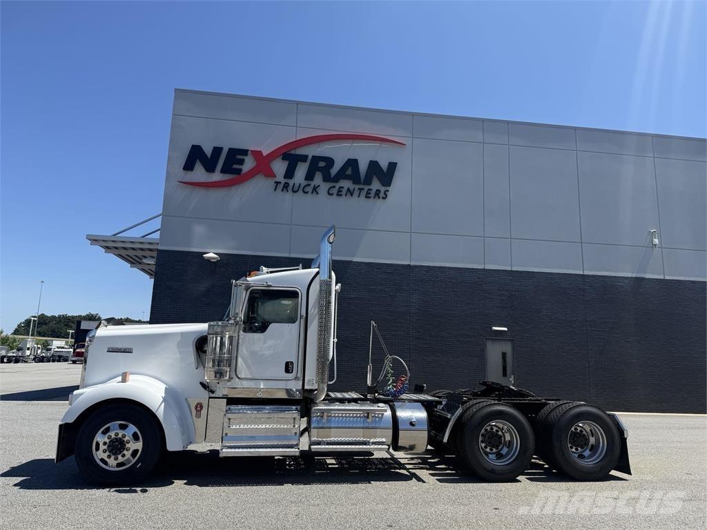 Kenworth W900 牵引车