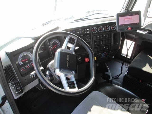 Mack AN64T 牵引车