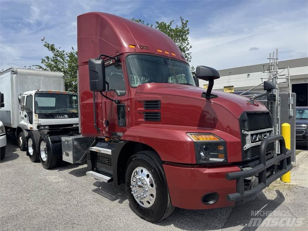 Mack AN64T 牵引车